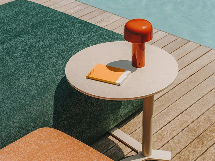 Tavolino da giardino Yo con top in HPL e base in metallo di LaPalma