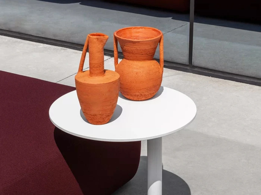 Tavolino da giardino Yo con top in HPL e base in metallo di LaPalma