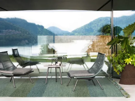 Poltroncina a forma di foglia in corda con struttura in alluminio Laze di Roda