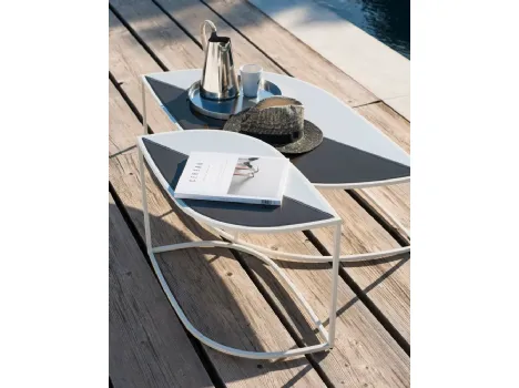Tavolino di design in acciaio con top sagomato a forma di foglia in grès Leaf di Roda