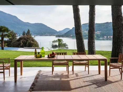 Tavolo e Sedie da esterno realizzati interamente in teak Levante di Roda