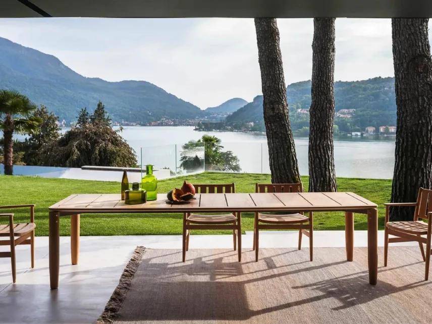 Tavolo e Sedie da esterno realizzati interamente in teak Levante di Roda