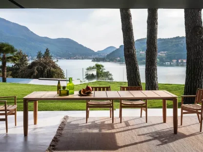Tavolo e Sedie da esterno realizzati interamente in teak Levante di Roda