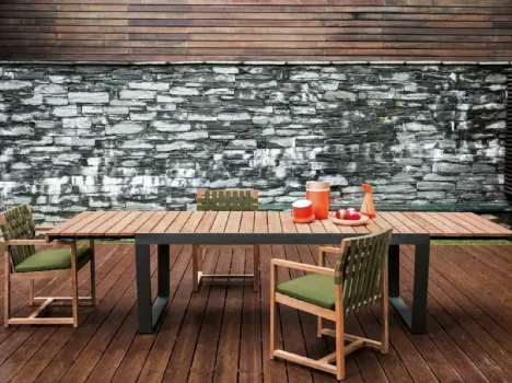 Tavolo in teak e acciaio, Sedie in teak con schienale formato da cinghie intrecciate e seduta in tessuto Network di Roda