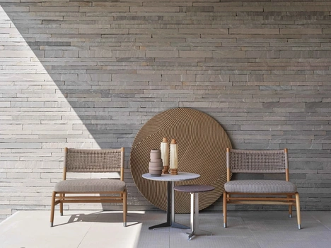 Poltroncina Ortigia Outdoor in legno massello e corda intrecciata di Flexform