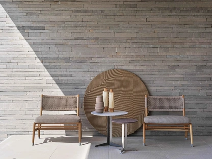 Poltroncina Ortigia Outdoor in legno massello e corda intrecciata di Flexform