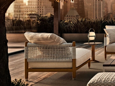Poltroncina Parker Outdoor in legno massello e corda intrecciata di Flexform