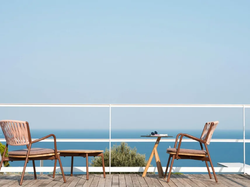 Poltroncina in alluminio con seduta in teak Piper di Roda