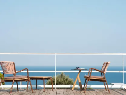 Poltroncina in alluminio con seduta in teak Piper di Roda