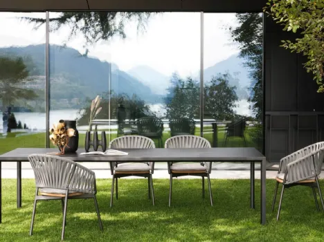 Tavolo in alluminio con top in grès, Sedie in acciaio e tessuto tecnico Plein Air di Roda