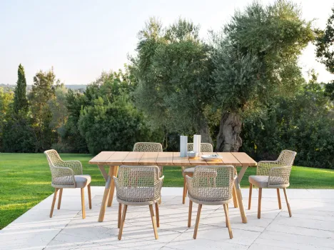 Poltroncina in legno di Iroko con seduta in tessuto e schienale in polipropilene intrecciato Emma di Varaschin