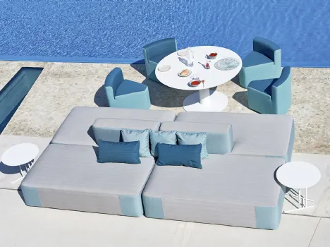 Poltroncina In&Out a forma di spicchio in tessuto tecnico in PVC di Varaschin