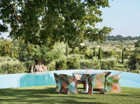 Poltroncina Maat in alluminio rivestita con 4 fettucce in fibra sintetica intrecciate di Varaschin