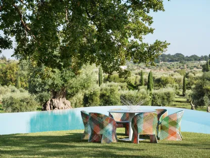 Poltroncina Maat in alluminio rivestita con 4 fettucce in fibra sintetica intrecciate di Varaschin