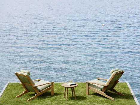 Poltroncina Relax Bali con struttura in legno massello di teak e rivestimento in tessuto imbottito di Varaschin