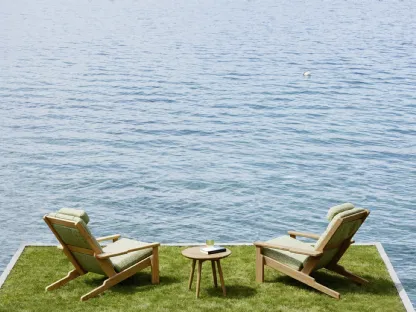 Poltroncina Relax Bali con struttura in legno massello di teak e rivestimento in tessuto imbottito di Varaschin