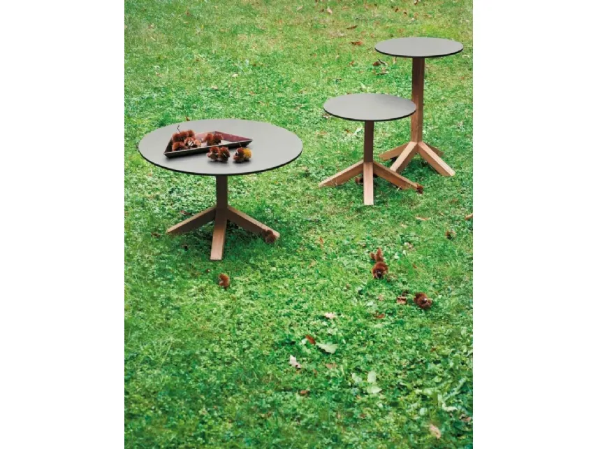 Tavolino rotondo con base in teak e top in grès realizzato in diverse altezze Root di Roda