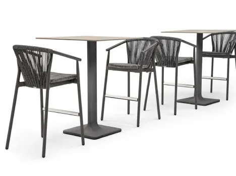 Sgabello impilabile con struttura in alluminio, seduta in tessuto tecnico in PVC e schienale in cordino sintetico Smart di Varaschin