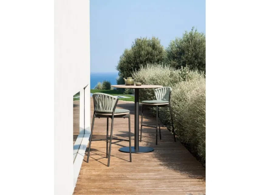 Tavolino da bar per esterno con struttura formata da una gamba centrale in acciaio verniciato a polvere che sostiene il piano rotondo in teak Weather Resistant White color bianco Stem di Roda