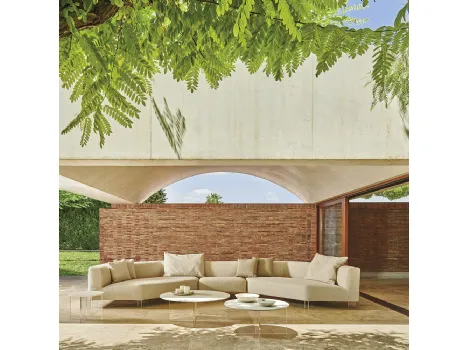 Tavolini di varie misure ed altezze con base in polimetilmetacrilato e top in HPL e ceramica bocciardata Belt Air di Varaschin