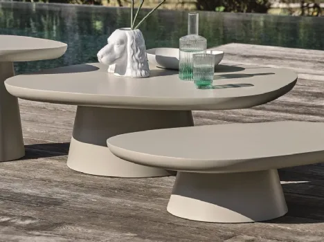 Tavolini Stone con base in metallo verniciato e top in MDF verniciato con finitura outdoor di Ditre Italia