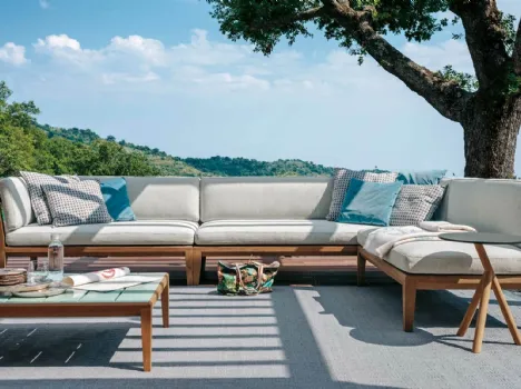 Divano angolare con struttura in teak e rivestimento in tessuto imbottito Teka di Roda