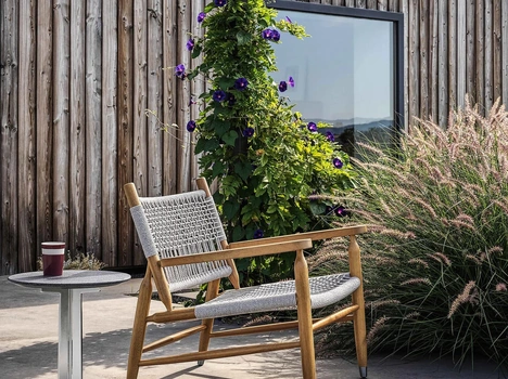 Poltroncina in massello con corda intrecciata Tessa Outdoor di Flexform