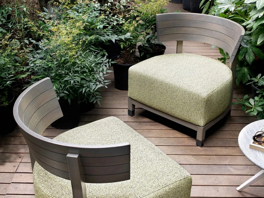 Poltroncina Thomas Outdoor in legno con seduta imbottita di Flexform